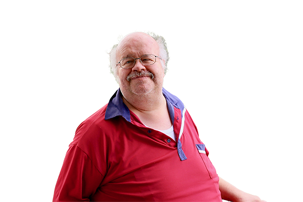 Ein Bewohner aus dem betreuten Wohnen lächelt in die Kamera